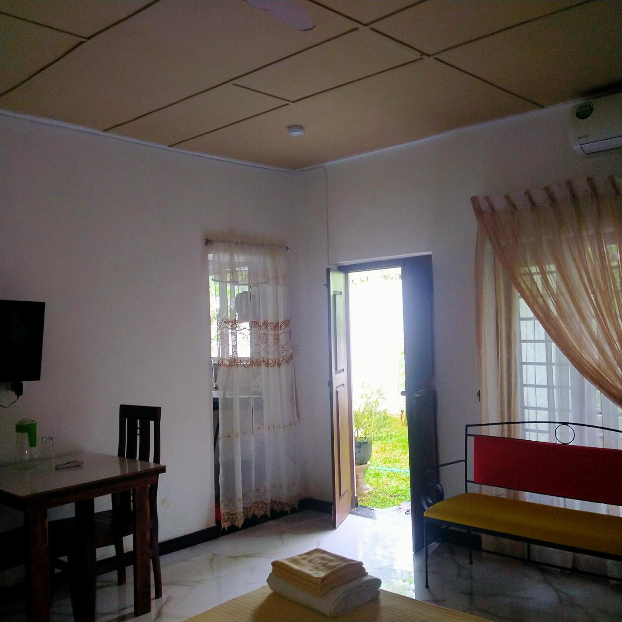 Living Home Negombo Room photo