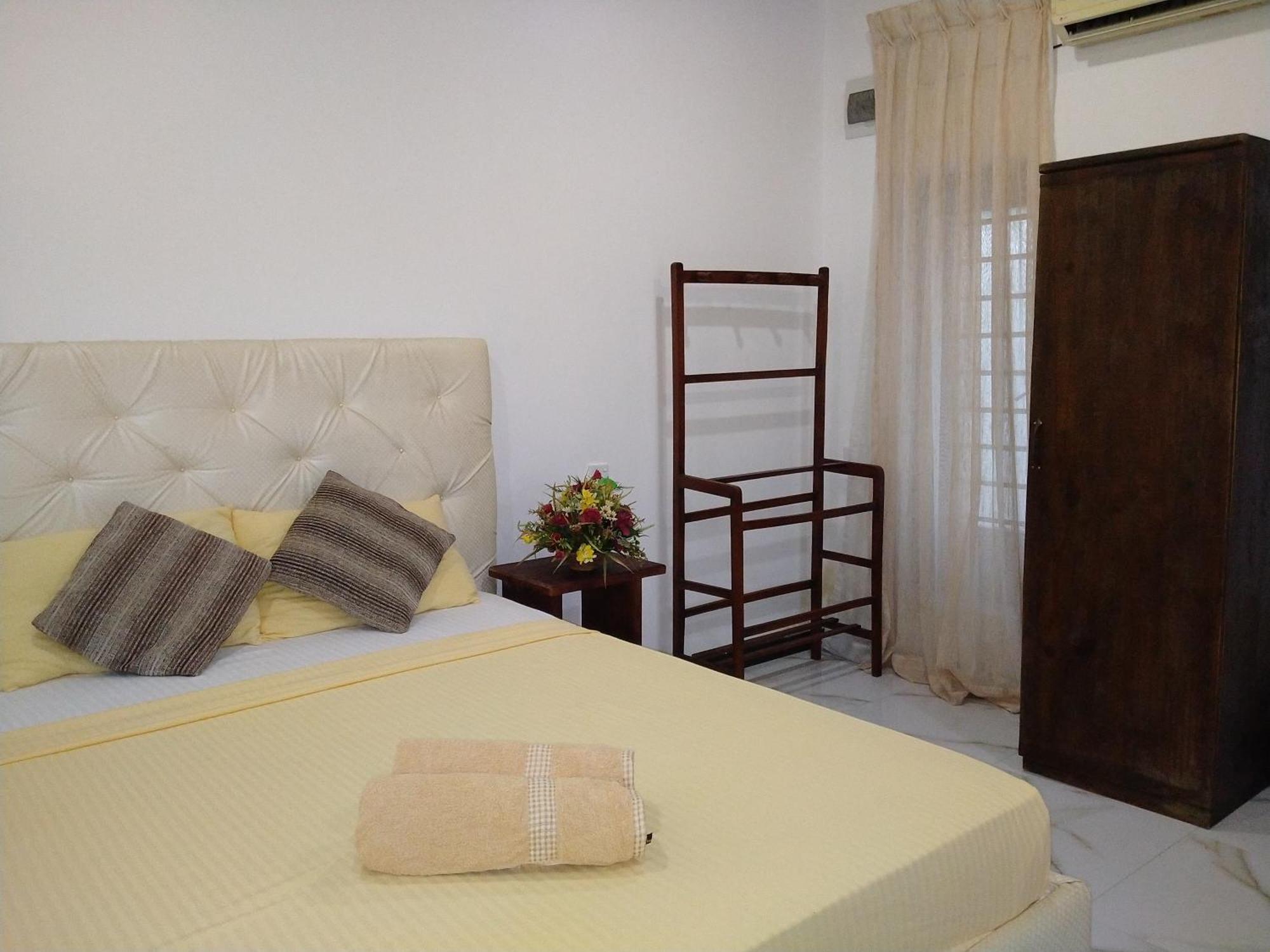 Living Home Negombo Room photo