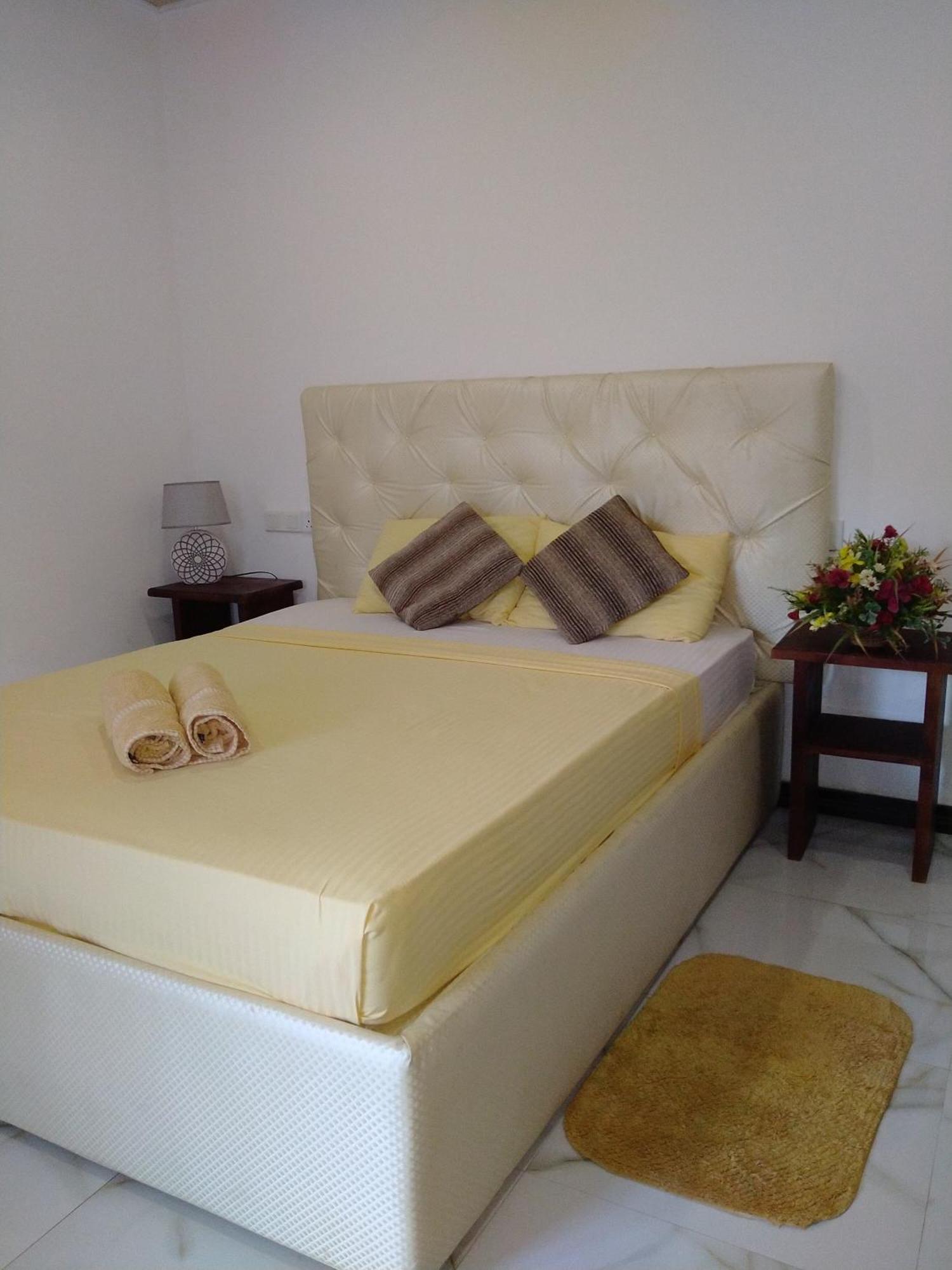 Living Home Negombo Room photo